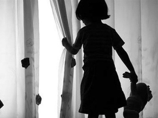 TPHCM: Nghi án bé gái 4 tuổi bị hàng xóm dâm ô rồi cho lon nước ngọt