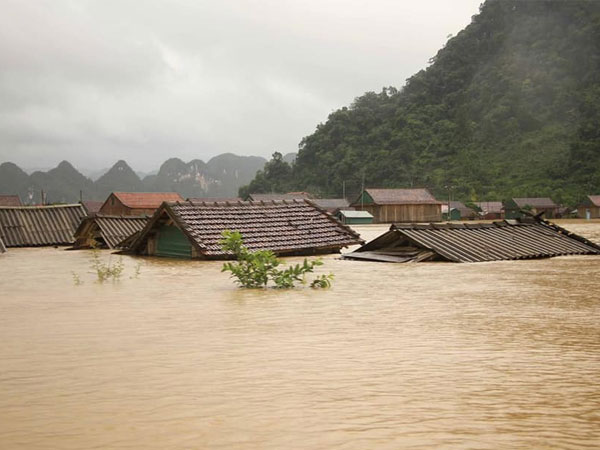 Số người chết do bão lũ ở Miền Trung tăng lên 36, còn 12 người mất tích, nhiều địa phương đề xuất xin hỗ trợ khẩn cấp