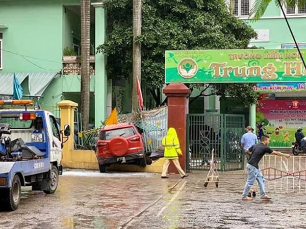 Hà Nội: Ô tô bất ngờ lao thẳng vào cổng trường mầm non, húc đổ hàng rào sắt