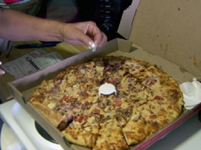 Mỹ bắt người bỏ lưỡi dao cạo vào bột làm pizza