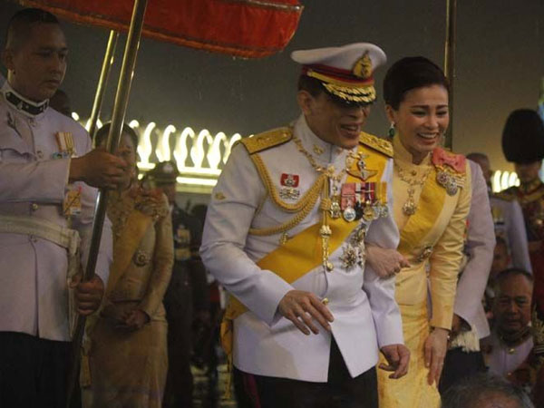 Hoàng quý phi Thái Lan đột ngột vắng bóng trong sự kiện hoàng gia, Hoàng hậu Suthida khẳng định vị trí của mình bằng chi tiết đầy tinh tế