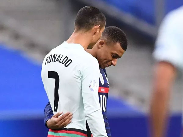Ronaldo mắc Covid-19: Lộ nguy cơ lây nhiễm hàng loạt