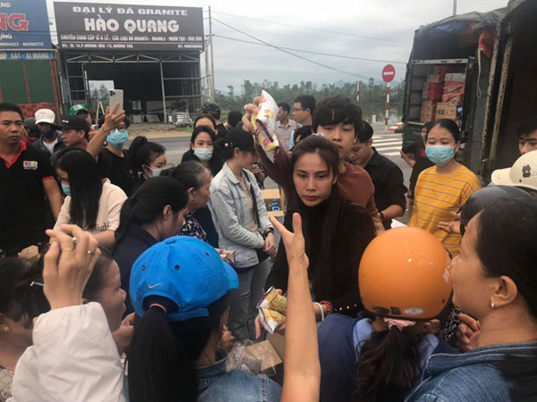 Thuỷ Tiên livestream phát nhu yếu phẩm cho người dân tại Huế, số tiền huy động được đã lên đến 10 tỷ