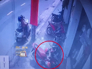Clip: Người phụ nữ lợi dụng lúc vắng người, xúi đứa trẻ trộm đồ khiến cộng đồng mạng phẫn nộ