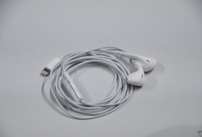Apple giảm mạnh giá bán tai nghe EarPods và củ sạc iPhone, sau khi ngừng bán kèm trong hộp của iPhone 12