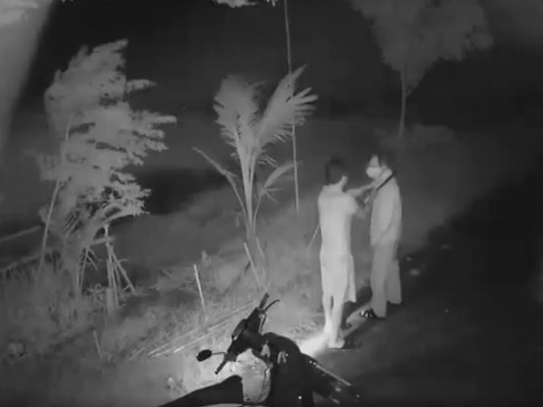 Nam thanh niên cầm dao khống chế, đánh đập dã man người đàn ông 66 tuổi