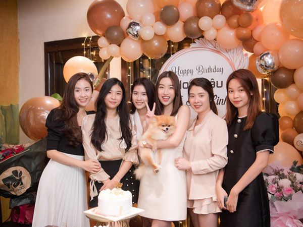 Thêm hội chị em 'gen trội' của Vbiz: Đỗ Mỹ Linh rạng rỡ đón sinh nhật, dân tình dán mắt vào dàn mỹ nhân bên cạnh