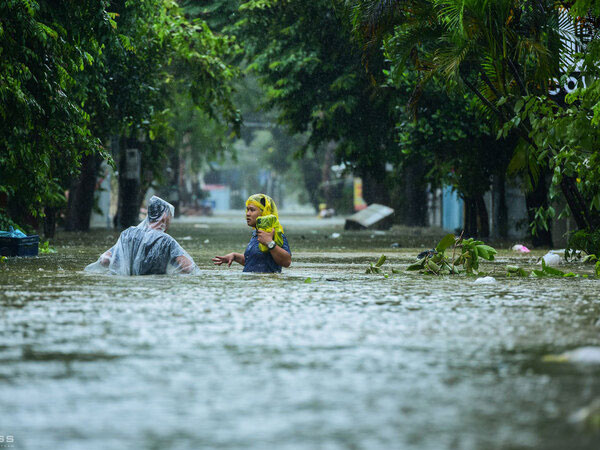 Vì sao miền Trung mưa lũ kéo dài?