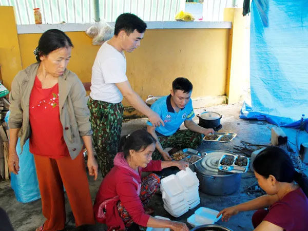 Chùm ảnh: Người dân tặng vịt, nấu ăn miễn phí cho đội cứu nạn ở Rào Trăng 3