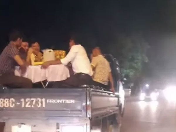 Xử phạt tài xế chở người cùng ghế, bàn phủ vải trắng trên thùng xe tải đi ăn cưới