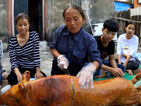 Trong lúc con trai bị xóa kênh, bà Tân Vlog bất ngờ trở lại, làm hẳn lợn quay siêu to khổng lồ để ăn mừng kênh đạt 4 triệu subs