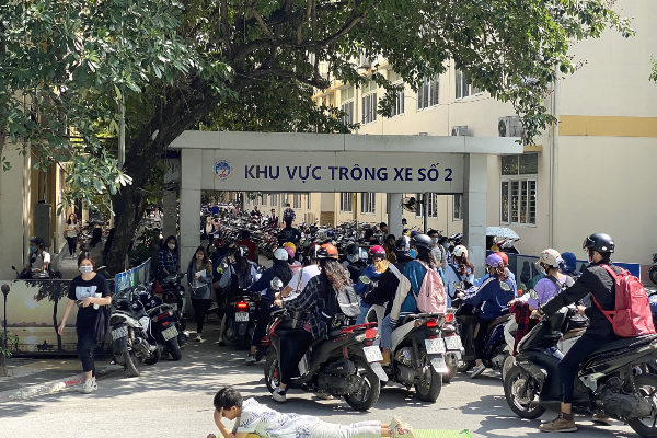Sinh viên Đại học Kinh tế Quốc dân tung bộ ảnh 'chiếu trải' cực lầy lội, hỏi ra ý nghĩa càng ấn tượng hơn