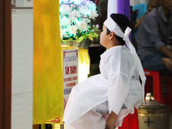 Tang lễ đẫm nước mắt của hiệp sĩ tử vong lúc truy đuổi tội phạm ở Biên Hòa: Vợ mang song thai thẫn thờ bên linh cữu chồng