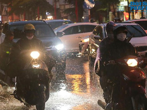 Dự báo thời tiết ngày 16/10: Miền Trung mưa dữ dội, miền Bắc lạnh kèm mưa