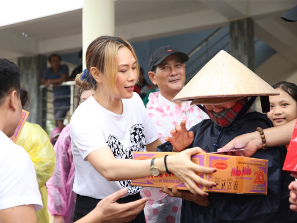 Không rình rang kêu gọi quyên góp trên MXH, Mỹ Tâm lặng lẽ đến thẳng vùng lũ để gửi quà cứu trợ cho bà con khiến fan xúc động