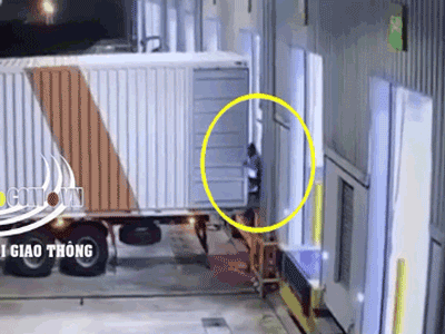 Video: Đứng ra hiệu cho xe container lùi, người đàn ông bị kẹp chặt vào tường tử vong