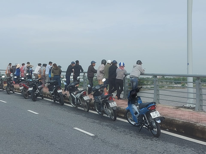 Thiếu nữ 17 tuổi bất ngờ trèo qua lan can cầu nhảy xuống sông, người dân ứng cứu bất thành