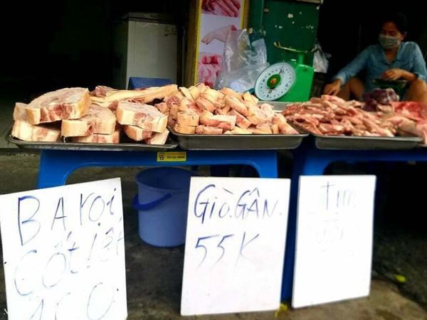 Thịt heo đông lạnh giá 'siêu rẻ' xuống đường
