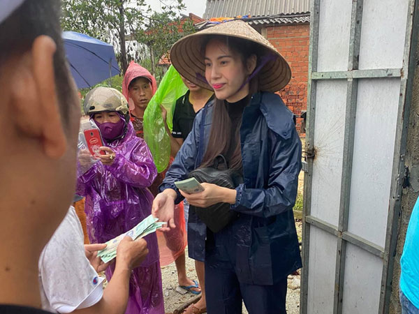 Thủy Tiên tiếp tục khiến nhiều người nể và khâm phục trước hành động này khi cộng đồng mạng phản ánh tình trạng có người xin thêm tiền, quà cứu trợ
