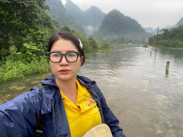 Bị so sánh với Thủy Tiên, Trang Trần đáp trả: 'Đây làm từ thiện hàng tuần chứ không đợi lũ mới làm'