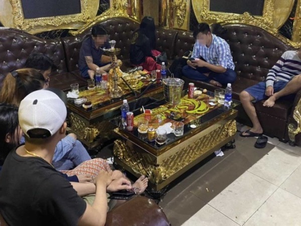 Vụ gửi con cho nhân viên quán karaoke, bố mẹ 'bay lắc' trong phòng VIP: Cặp vợ chồng khai gì?