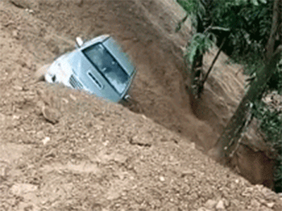 Khoảnh khắc đất đồi sạt lở, cuốn trôi chiếc xe bán tải, hành động của người chứng kiến gây tranh cãi