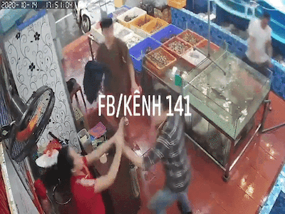 Clip: Phẫn nộ cảnh người đàn ông lao vào húc đầu, túm tóc nữ chủ quán hải sản vì không cho 'mua chịu'