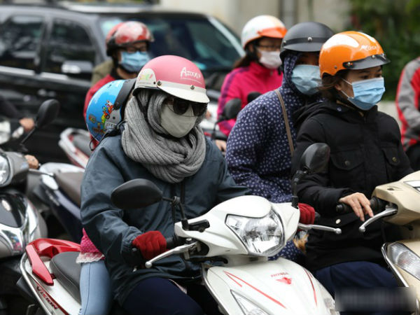 Ảnh: Rét thật rồi, người Hà Nội mặc áo khoác dày, quấn khăn kín mít ra đường sáng cuối tuần!