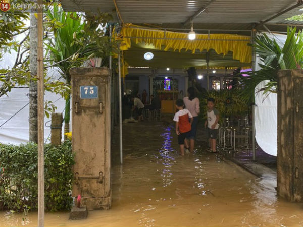 Nước lũ dâng lên tràn vào nhà khi gia đình đang chuẩn bị tang lễ cho Chủ tịch huyện hy sinh tại Rào Trăng
