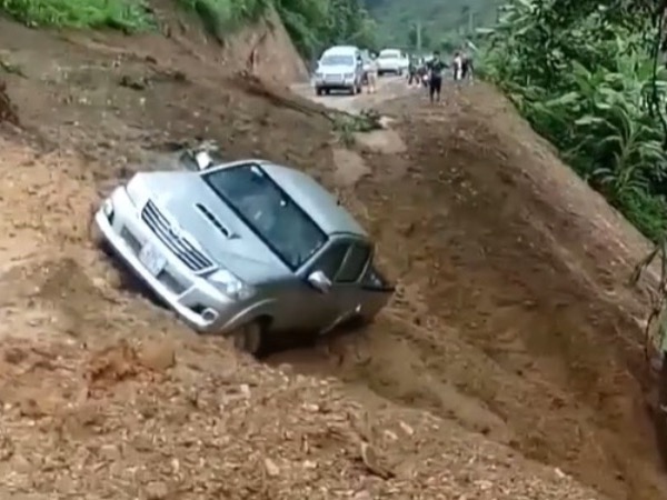 Video: Sạt lở đất ở Sơn La làm trôi xe bán tải, vài người vẫn liều lĩnh lại gần quay clip