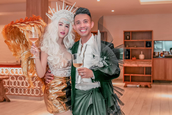Vợ yêu của đại gia Minh Nhựa kỷ niệm ngày cưới 'đơn giản', bạn bè liền vào hỏi chơi Halloween sớm thế?