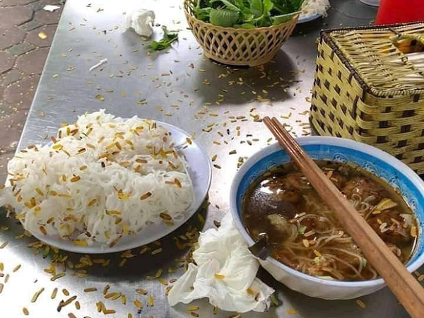 Nam sinh đen đủi nhất hàng bún chả: Tiết kiệm cả tuần mới dám đi ăn mà dính luôn 'vùng lá me bay'