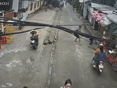 Video: Người đàn ông nhanh như chớp cứu bé trai thoát nạn trước bánh xe của 2 cô gái, hành động tử tế sau đó càng nhận nhiều lời khen