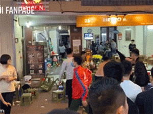 Video: Nhóm thanh niên dùng ghế nhựa, chai bia rồi lao vào hỗn chiến trên phố đi bộ Hà Nội