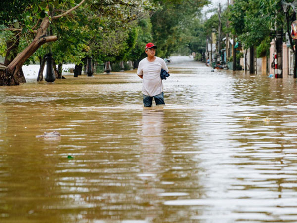 Mất điện, nước lũ gây ngập nặng, người dân Huế kiệt sức: 'Chưa có năm nào khắc nghiệt như năm nay'