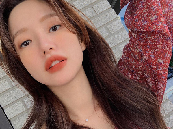 Chẳng cần makeup cầu kỳ, các nàng vẫn xinh tươi như hoa với 4 kiểu đánh má hồng đơn giản của gái Hàn