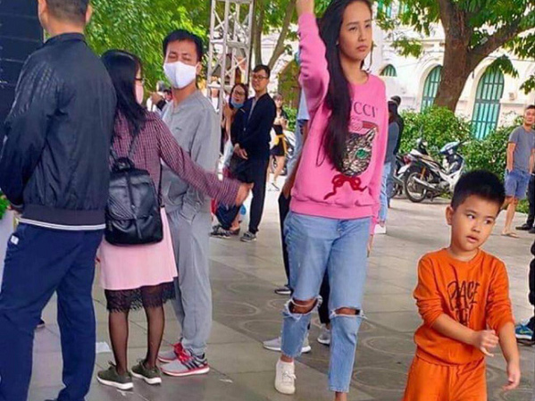 Mai Phương Thúy lộ diện nhan sắc thật qua hình chưa được chỉnh sửa do người qua đường chụp, ngoại hình khác hẳn bình thường