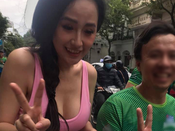 Mai Phương Thuý lồ lộ vòng 1 và cơ bụng tại giải Marathon, dân tình chỉ chú ý đến lớp makeup và chiếc quần 'sai trái'