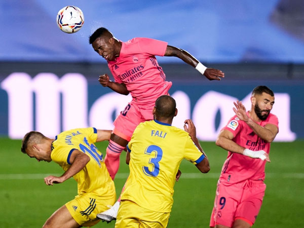 Thua sốc tân binh Cadiz, Real nguy cơ bị Barca soán ngôi đầu La Liga
