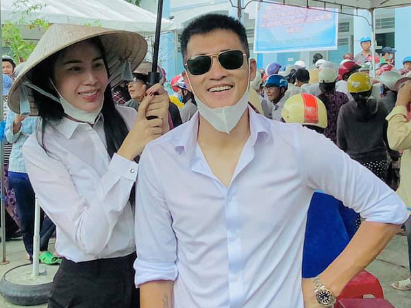 Công Vinh than bị vợ lừa lần thứ 3 vì Thuỷ Tiên đột ngột huỷ vé máy bay về Sài Gòn, ở lại cứu trợ người dân Quảng Trị