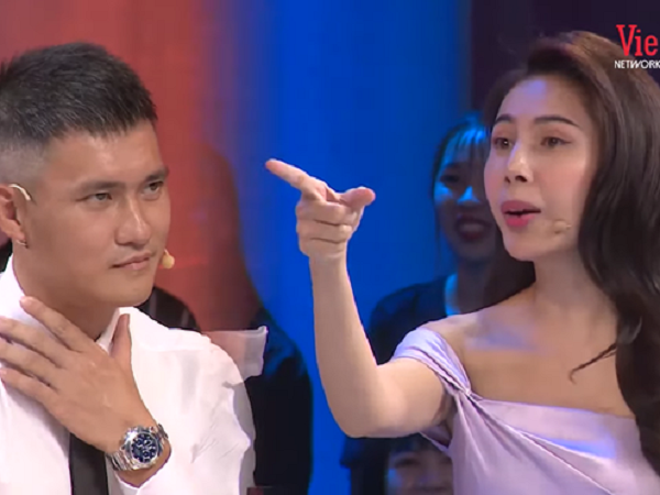 Công Vinh bị Thủy Tiên hỏi đúng 1 câu, chỉ biết im lặng không nói gì