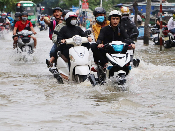 Hết dầm mưa liên tiếp, dân Sài Gòn lại khốn khổ vì triều cường đạt đỉnh, bì bõm dắt xe qua đường ngập