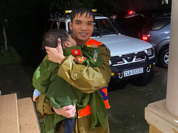 Vụ giải cứu 18 người mắc kẹt trong xe khách bị nước lũ cuốn trôi: Ấm lòng hình ảnh chiến sĩ công an cởi áo để ủ ấm, vỗ về bé trai 2 tuổi