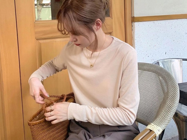 Muốn 'hô biến' set đồ ngày mưa bão từ đơn giản thành sang xịn thì bạn hãy diện ngay áo dài tay basic