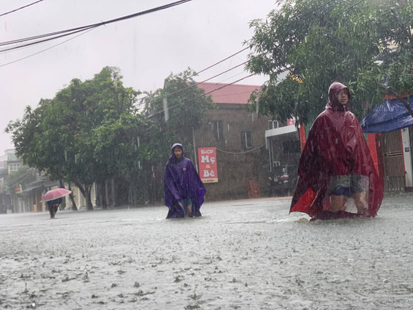 Người Hà Tĩnh một đêm dài mất ngủ vì nước dâng nhanh, cầu mong 'trời đừng mưa nữa'