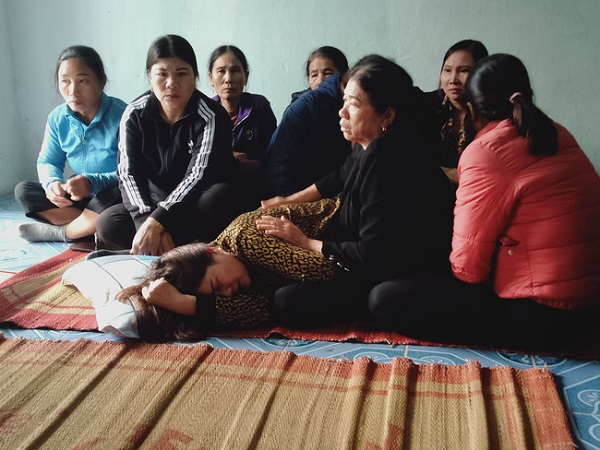 Sạt lở kinh hoàng ở Quảng Trị vùi lấp 22 cán bộ, chiến sĩ: Vợ khóc ngất mong tin chồng, người thân ngã quỵ, nín thở chờ đợi thông tin