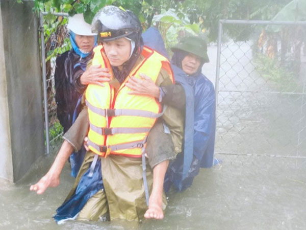 Hà Tĩnh ngập sâu, nước lũ đang lên nhanh, công an đến mọi ngóc ngách nhà dân sơ tán người