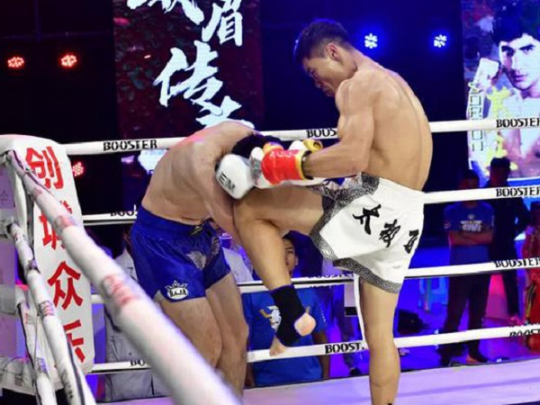 Đệ nhất Thái Cực Quyền tung cú lên gối 'sấm sét' trúng mặt làm đối thủ gục ngã đau đớn