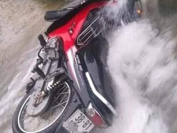 Đi xe máy qua đập tràn bị ngập, người đàn ông bị nước cuốn tử vong