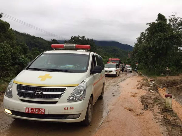 Vụ sạt lở tại Sư đoàn 337 – Quảng Trị: Xe cứu thương vào hiện trường đưa các nạn nhân ra ngoài